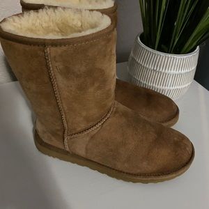 UGG classic short sz 8